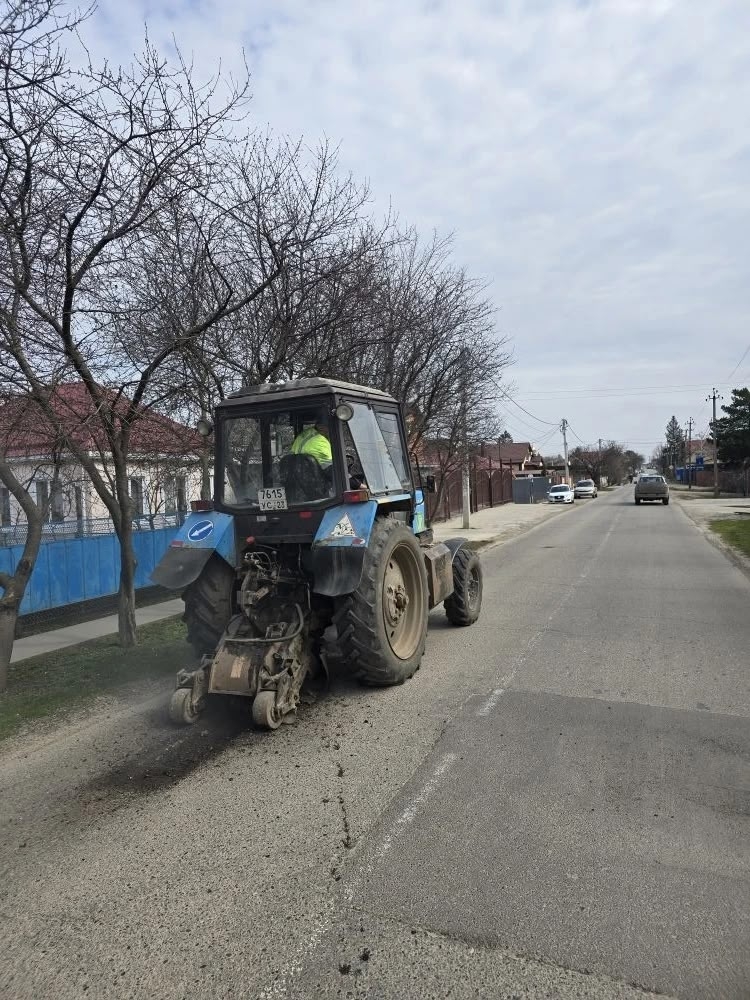 В станице Новотитаровской начаты работы по ямочному ремонту дорожного покрытия