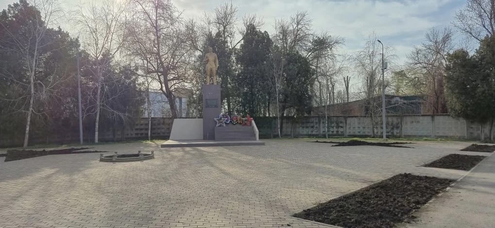 Сегодня ученики школы №35 приняли активное участие в уборке территории Братской могилы освободителям станицы Новотитаровской, 1943 года захоронения