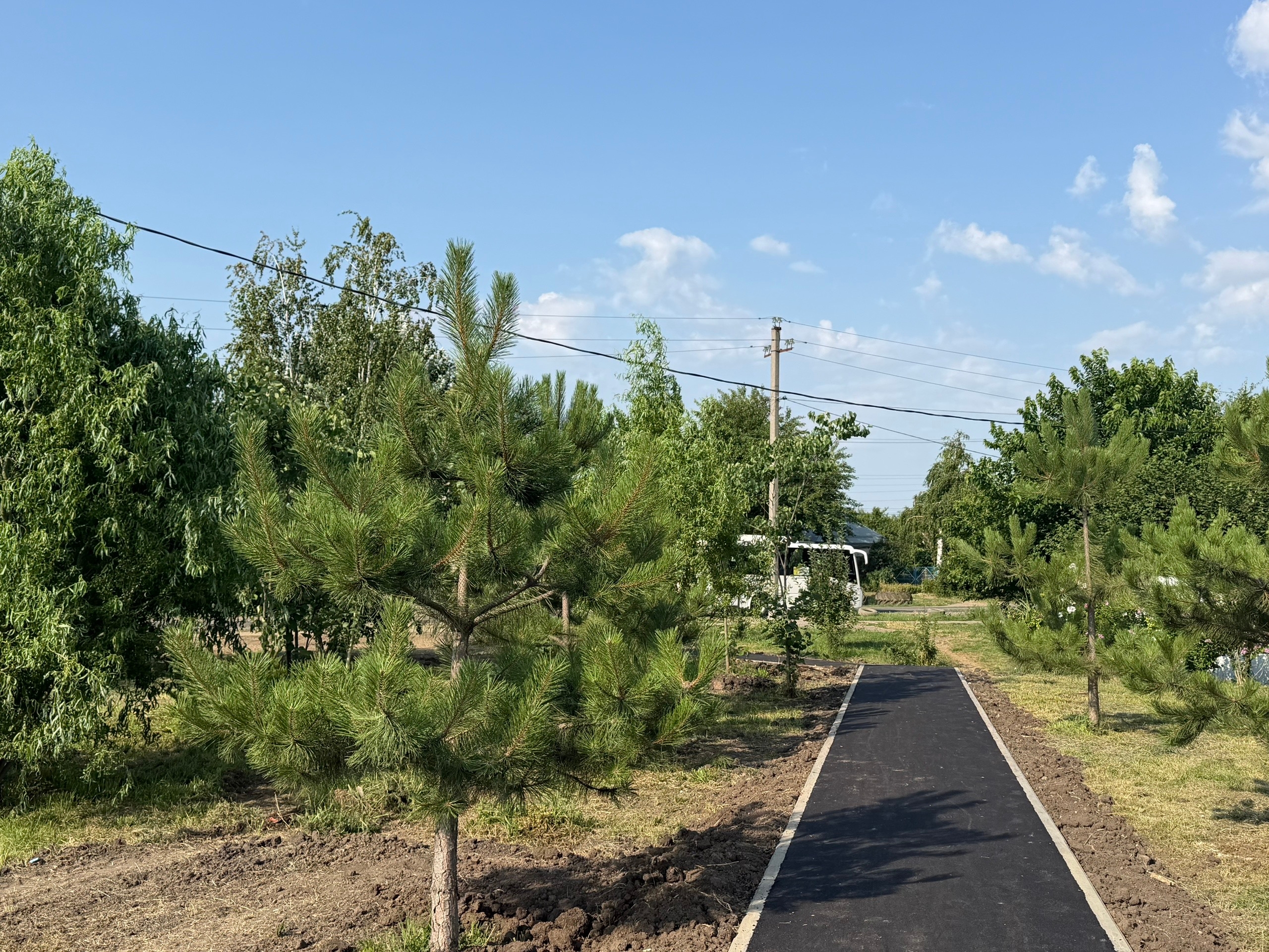 В Новотитаровском сельском поселении завершено обустройство тротуара на детской площадке по улице Луначарского/ Западной!